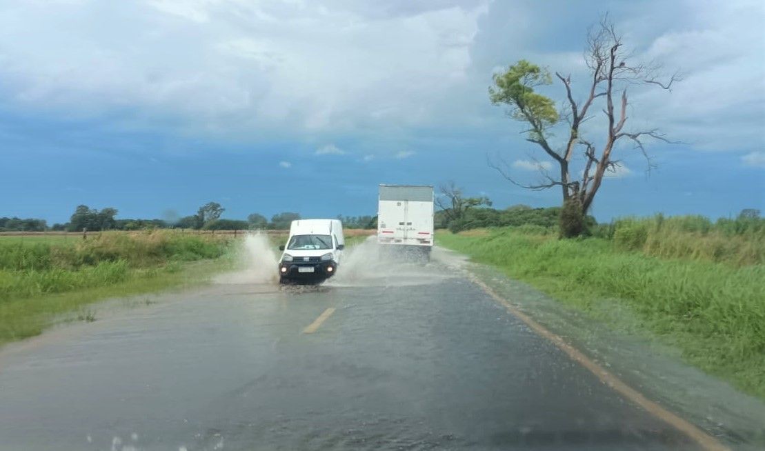 *PRECAUCIÓN POR AGUA EN LA CALZADA DE RN 11 EN NELSON Y EMILIA*