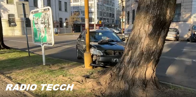 Chocó una columna de alumbrado y se quedó durmiendo en el auto.