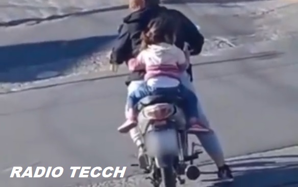 Escándalo en Catamarca: filmaron a una mujer tomando cerveza mientras iba en moto con su hija.